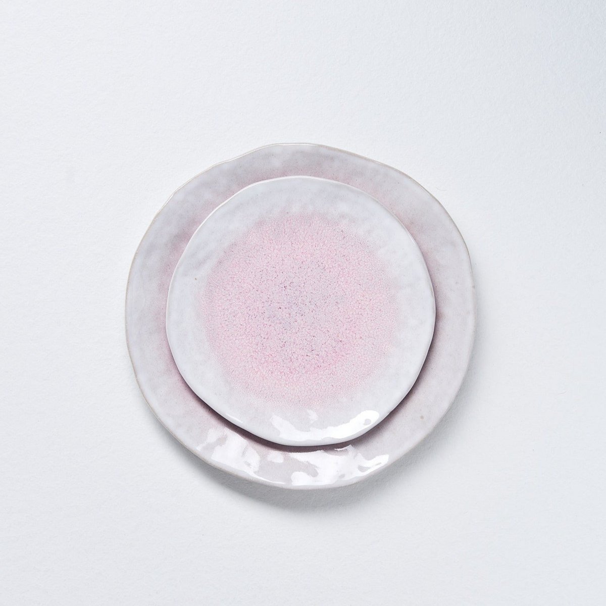 Assiette plate blanche lisse en forme de nature LIGHT PINK 28cm