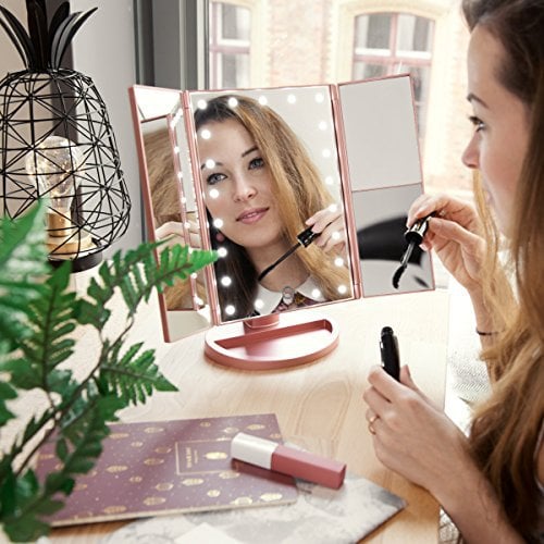 Navaris Miroir Cosmétique Pliable LED - 2x 3x Miroir de courtoisie grossissant Support & Plateau Rangement Facile - Miroir de Maquillage Éclairé - Or Rose Mat